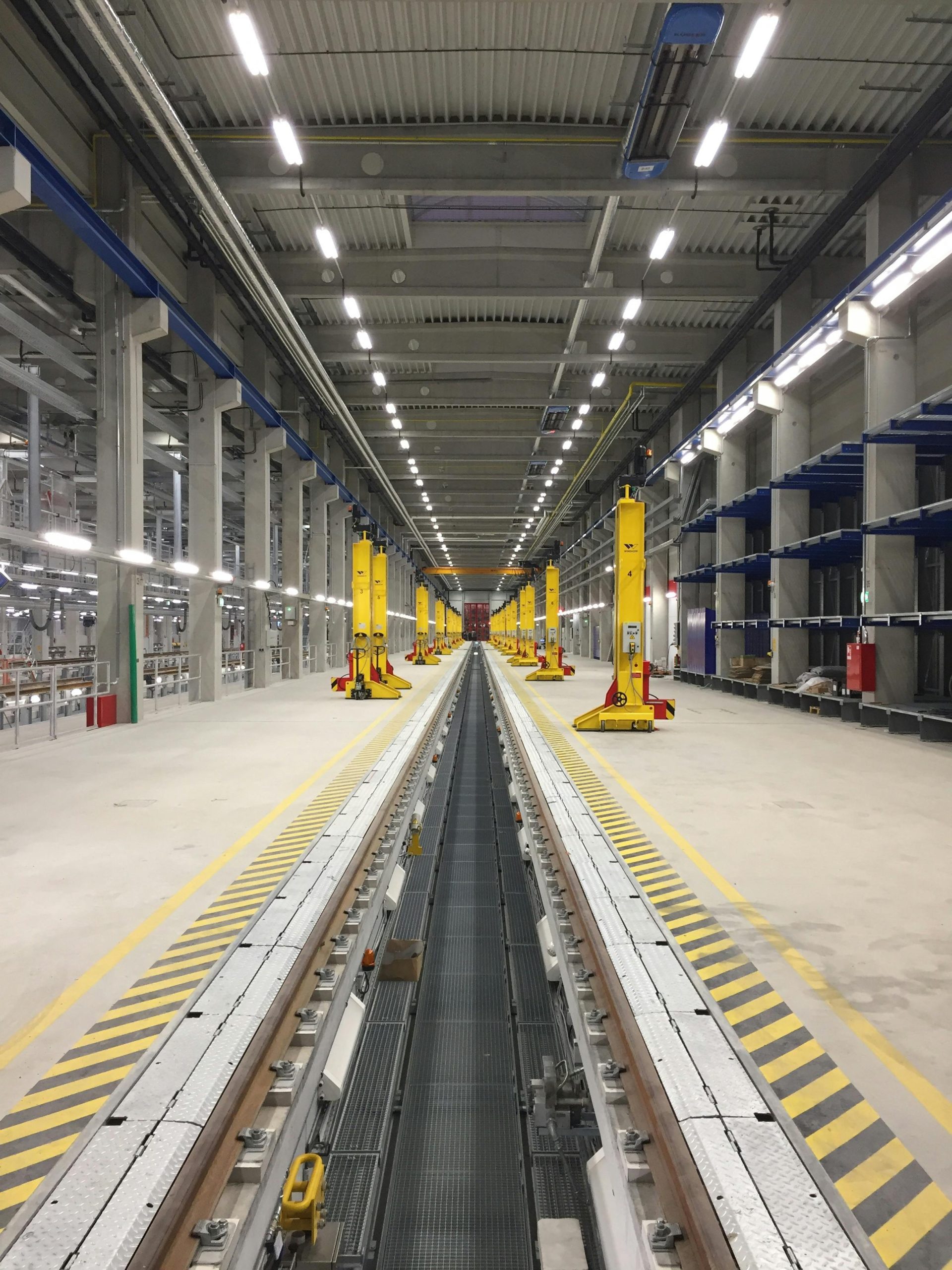 Amplias y modernas instalaciones para el mantenimiento de trenes, con vías paralelas y equipamiento industrial.