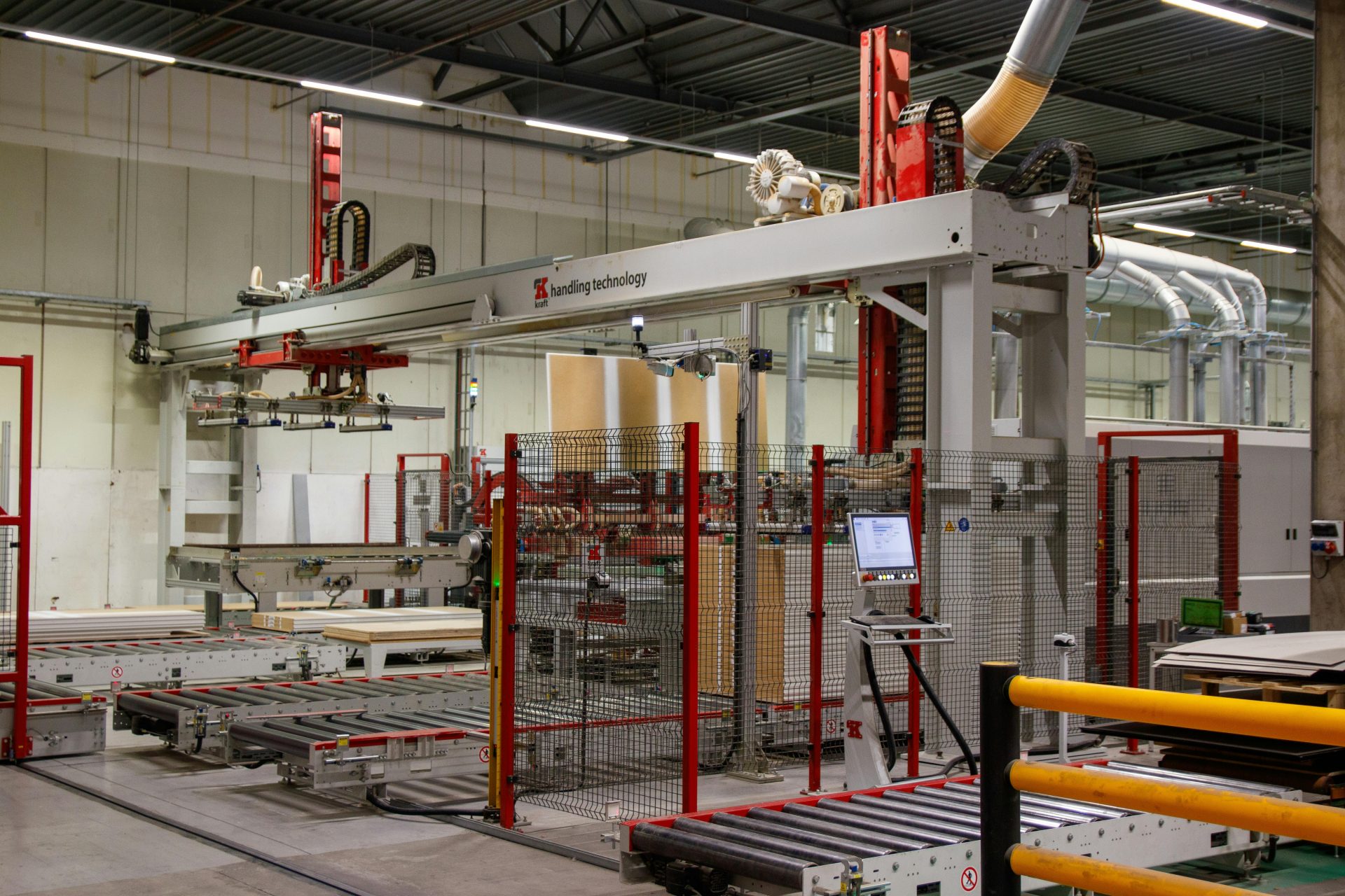 Maquinaria industrial con brazo robótico en una moderna planta de fabricación.