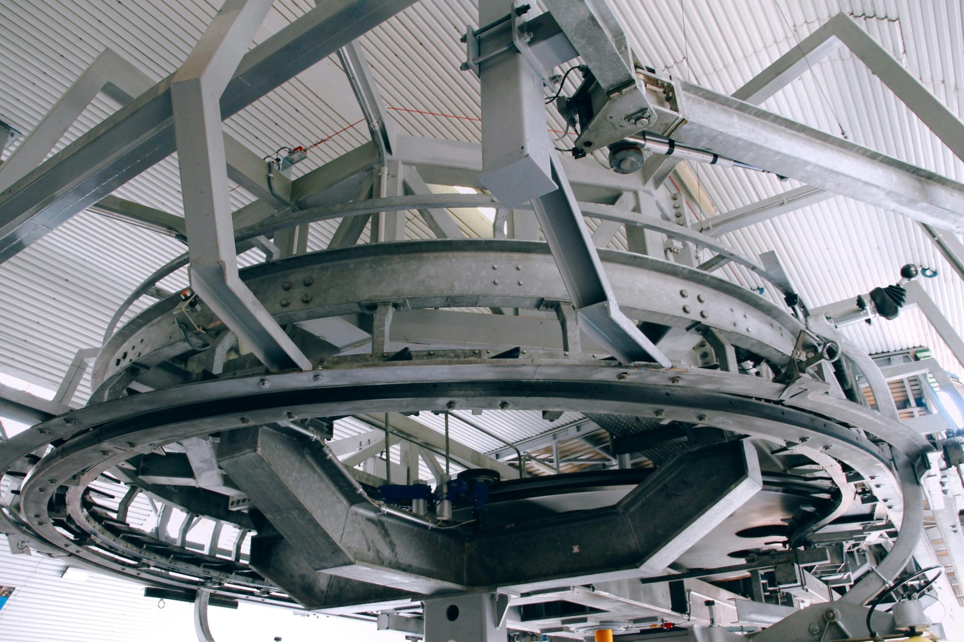 Vista de cerca de maquinaria metálica bajo un techo circular en Bielsko-Biala, Polonia.