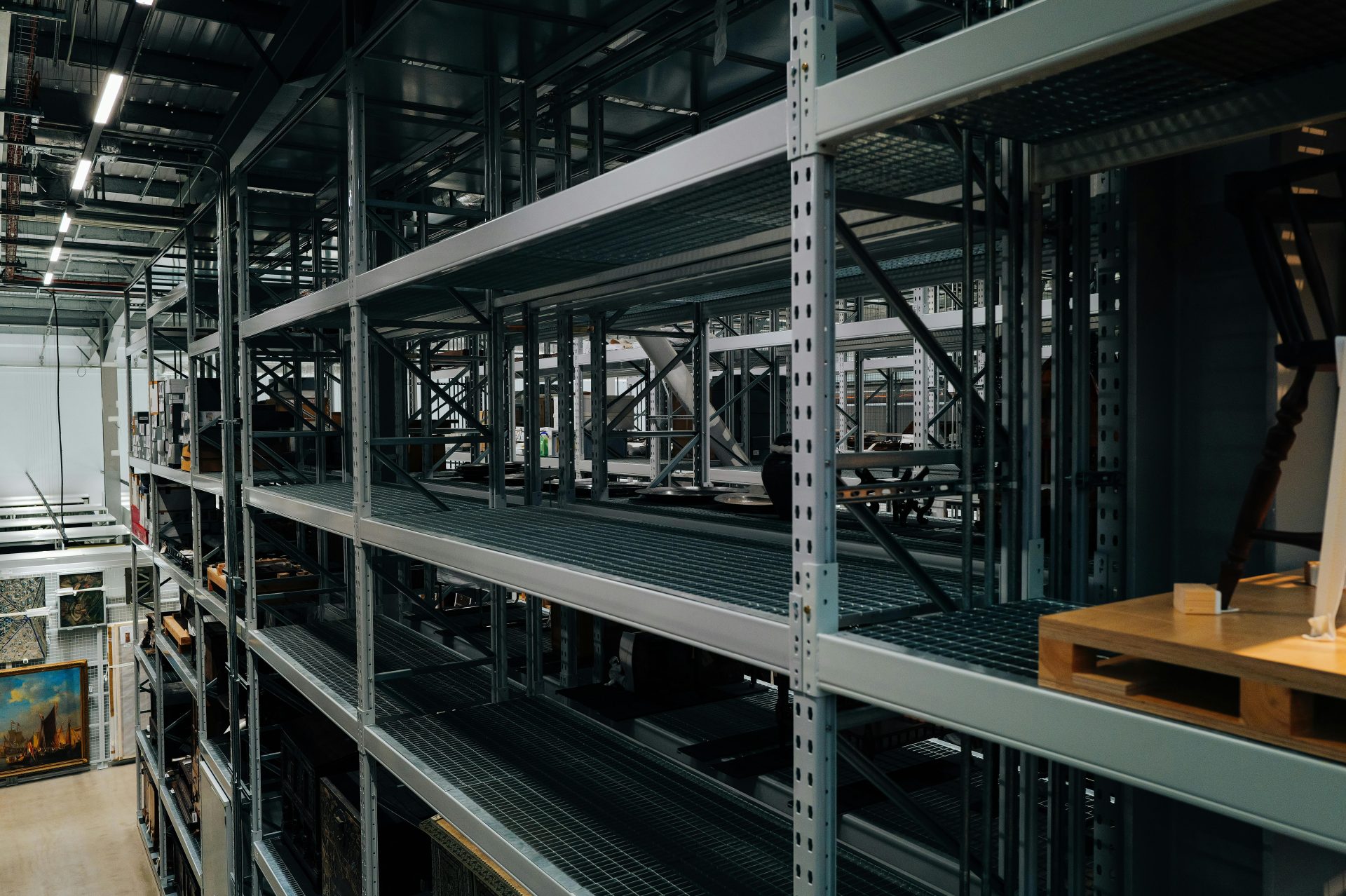 Estanterías metálicas vacías en un amplio almacén industrial.